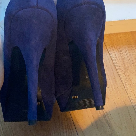 BCBGeberation- Dark Navy Heels - size 6 - Picture 6 of 9